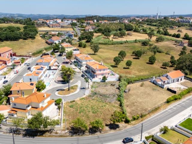 A oportunidade ideal para construir lado a lado a apenas 1km das Caldas da Rainha!