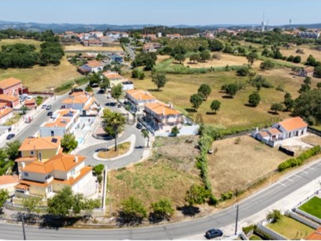 A oportunidade ideal para construir lado a lado a apenas 1km das Caldas da Rainha!