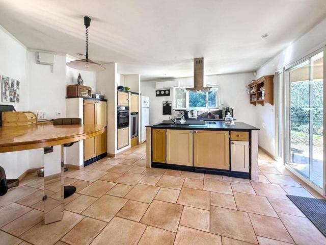 À Aubenas, dans un quartier recherché et au calme, découvrez. 160m² Aubenas