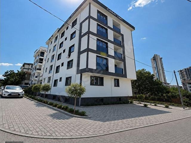 AŞAĞI DUDULLU'DA ŞİLE OTOYOLUNA CEPHE GENİŞ 2+1 ARA KAT ZA559