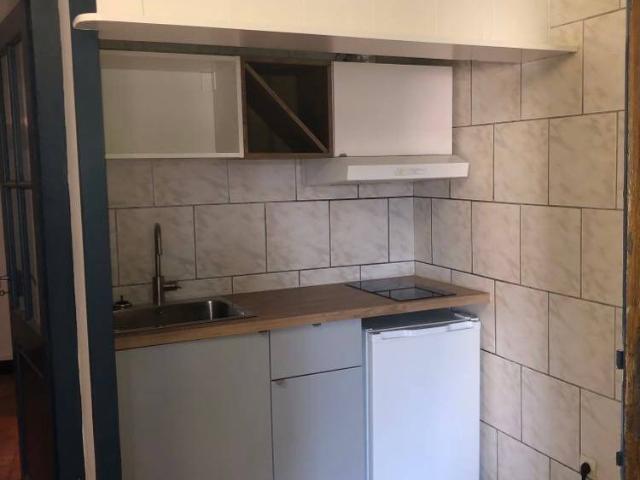 À Annonay, appartement de 29m² à louer 285 € par mois