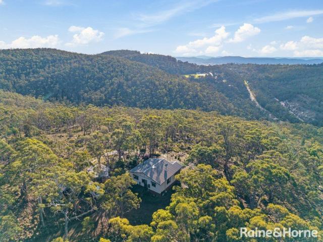 A Bushland Escape with Breathtaking kunanyi Views