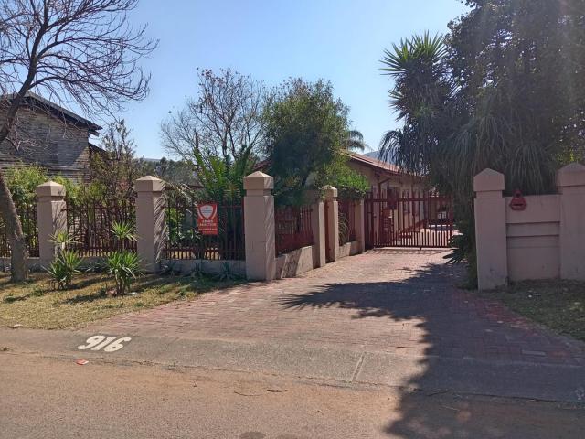 A BACHELOR UNIT TO RENT IN CLAREMONT