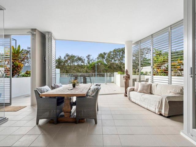 A Beachfront Residence That Lives Like a Private Home