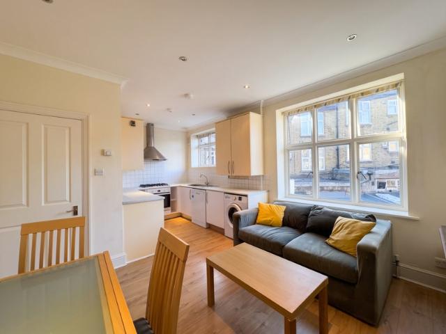 A beautiful 4 bedroom flat in East Finchley N2
