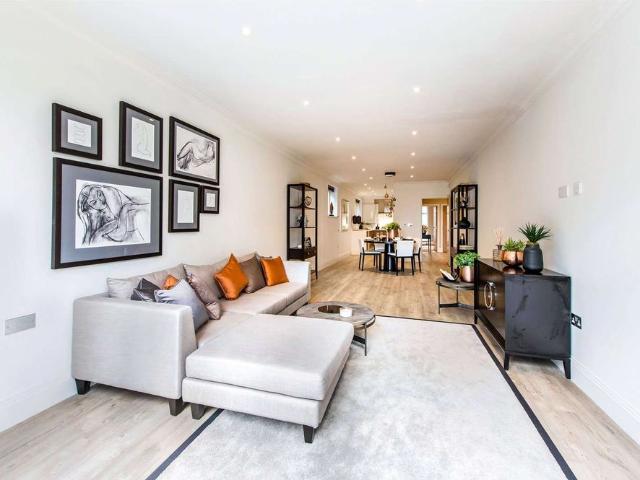 A beautiful 2 bedroom, 2 bathroom apartment with large private patio onto the communal gardens. Unfurnished and available now