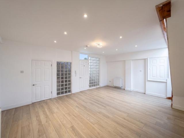 A beautiful 3 bedroom 2 bathroom flat in N19
