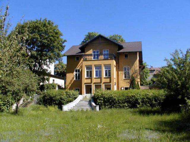 A beautiful villa right on the lake very quiet and only 30 minutes from Berlin city center