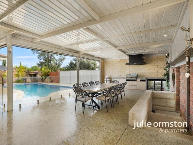 A Beautiful Home. Brilliant Workshops. 1,000 m2. One Very Rare Opportunity
