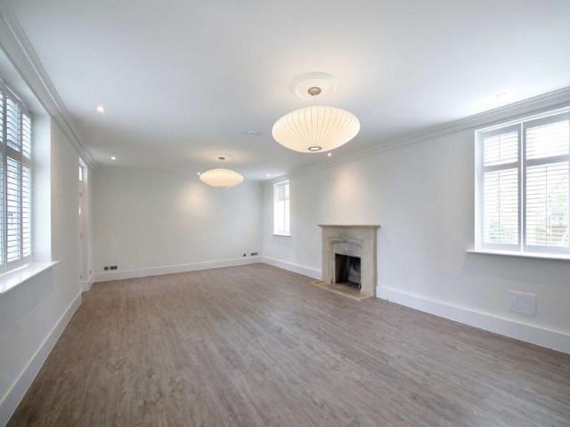 A beautiful home situated within the original gatehouse of Bears Rails Park, an exclusive gated development bordering the Windsor Great Park, with the added benefit of being within walking distance