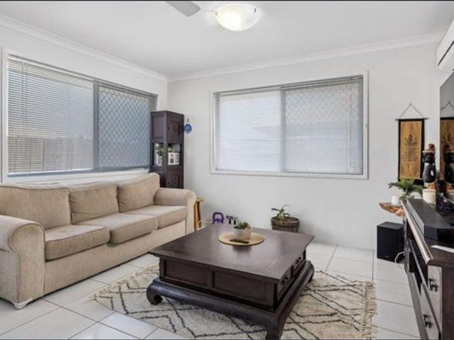 A BEAUTIFUL, MODERN AND VERY LOW MAINTENANCE HOME IN THE NEW ESTATE OF HOLMVIEW