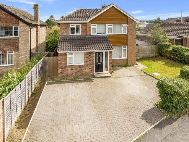 A beautiful modern four bedroom detached property located in the popular village of Shipston on Stour. To Let £1,900pcm