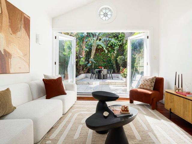 A Beautiful Parkside Semi With A North Facing Courtyard