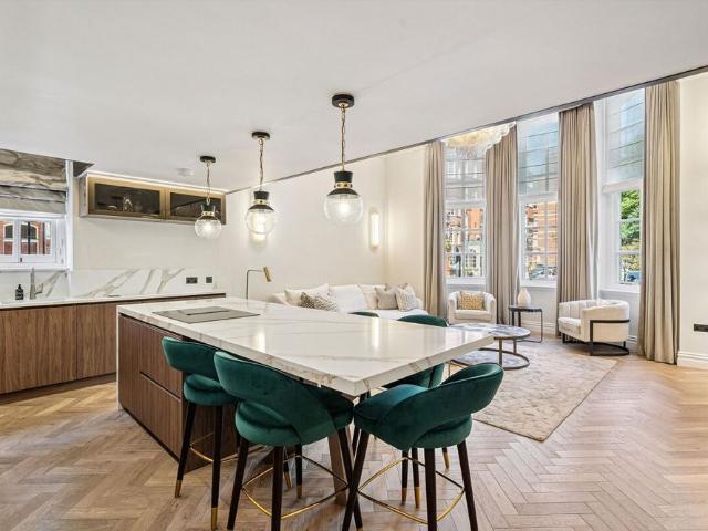 A beautiful presented duplex three bedroom apartment to rent in Knightsbridge, SW1X
