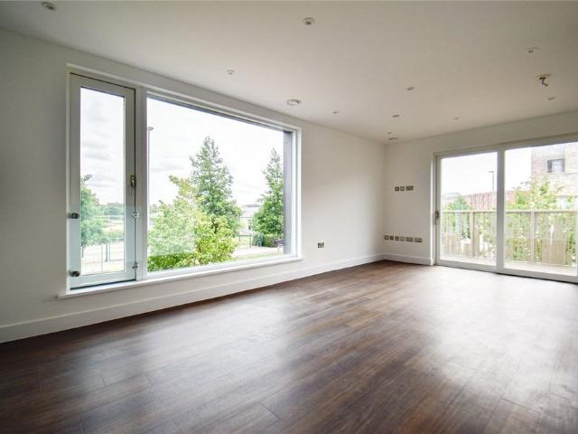 A beautiful studio/1 bedroom apartment situated in this popular development just to the North West of Cambridge. Amtico flooring and under floor heating. Unfurnished