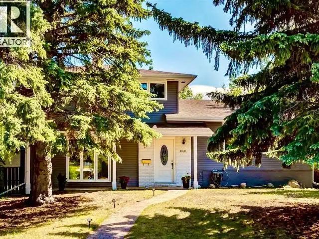 A beautiful sunny house with sunroom in a park like cul de sec — 4 Bedrooms House