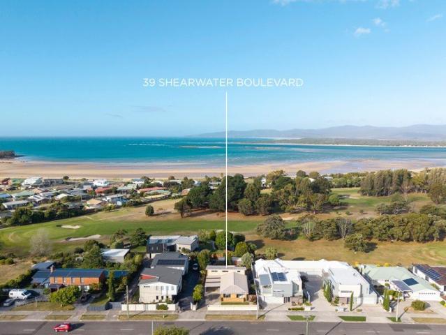 A beautifully maintained coastal lifestyle home in a prime Shearwater location
