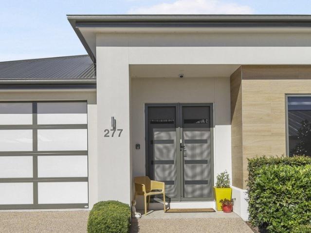 A Beautifully Appointed Villa with Garden Outlook & Resort Living