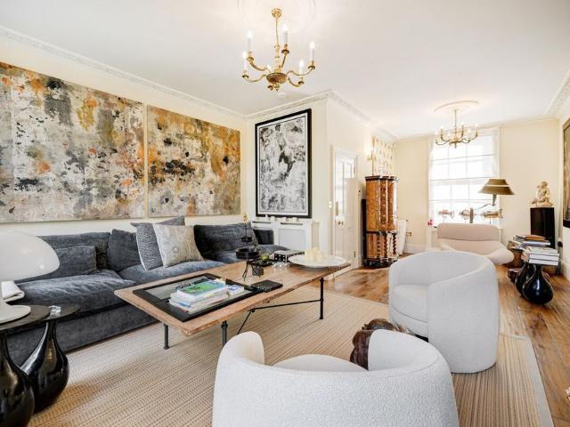 A beautifully arranged four bedroom townhouse to rent in the heart of Knightsbridge, SW7