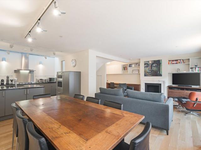 A beautifully arranged four bedroom mews house to rent in Knightsbridge, SW1X