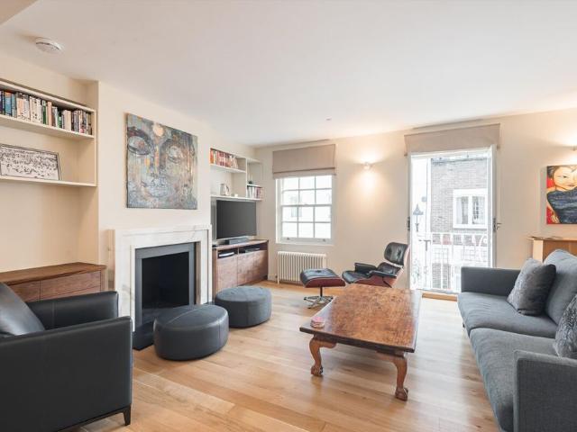 A beautifully arranged four bedroom mews house to rent in Knightsbridge, SW1X