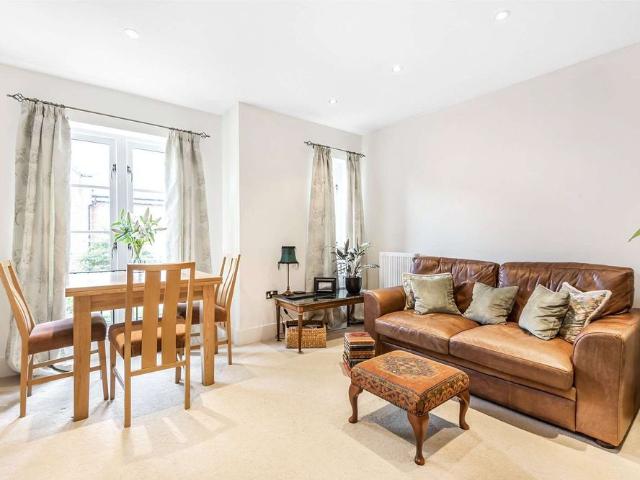 A beautifully furnished two bedroom property within easy reach of Winchester City centre