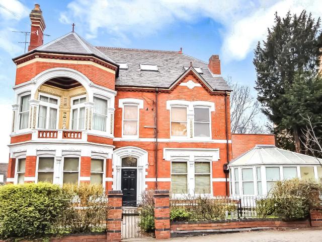 A beautifully finished two bedroom apartment, located just a stones throw from the heart of Worcester. To Let £1,050pcm