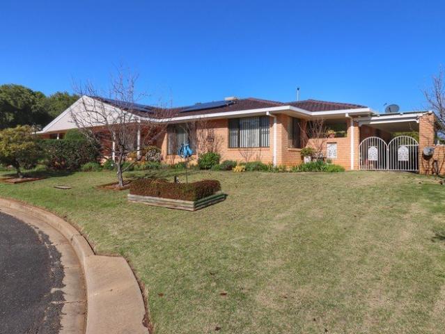 A beautifully presented 4 bedroom residence offering luxury, lifestyle and space in a highly sought after cul de sac location