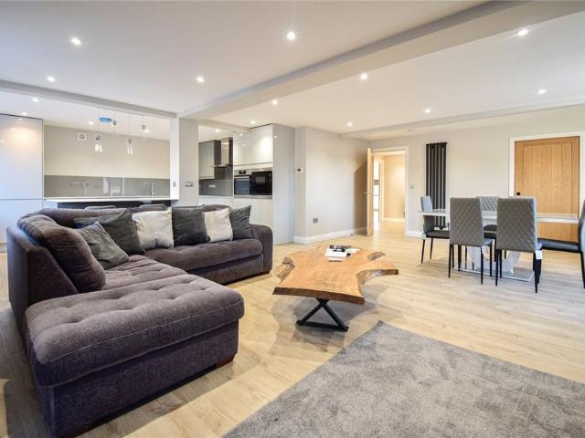 A beautifully presented 2 bedroom, 2 bathroom home to rent in the popular Village of Cottenham located just to the north of Cambridge offering excellent access to the City and surrounding Science Parks. GCH. Allocated parking space. Unfurnished