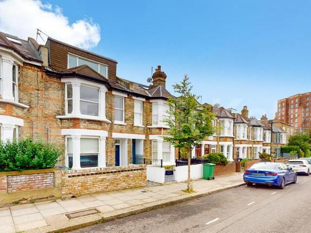 A beautifully presented three bedroom garden flat situated on Broomsleigh Street