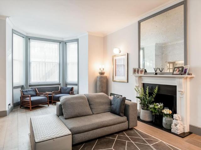 A beautifully presented two bedroom apartment to let on a garden square in Chelsea