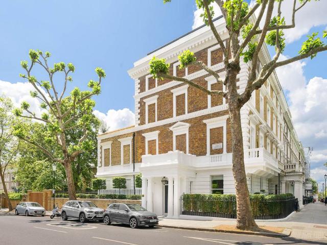 A beautifully presented end of terrace house positioned on the corner of Ladbroke Terrace and Ladbroke Square