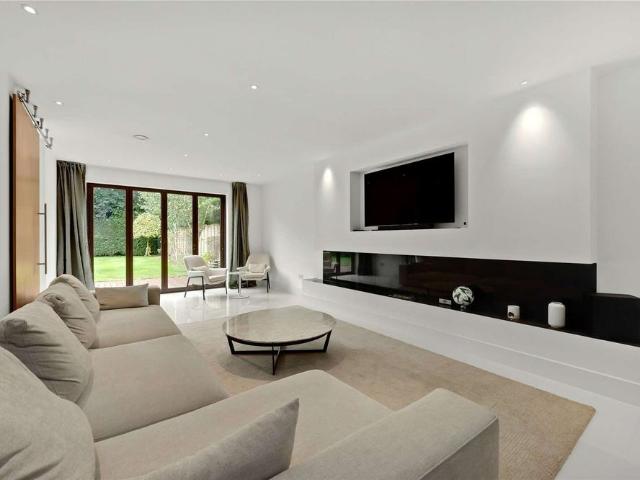 A beautifully presented executive home in a private gated development in central Esher. Offering contemporary & adaptable accommodation across 3 floors