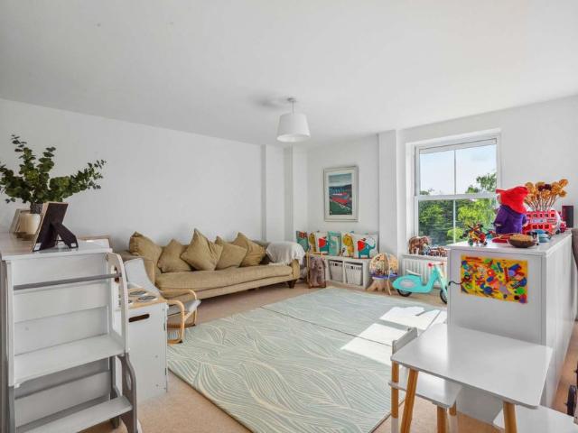 A beautifully presented first floor apartment, with glorious long views over the Itchen valley and South Downs National Park