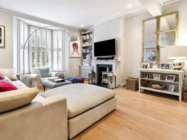 A beautifully presented five bedroom house with a larger than average rear garden