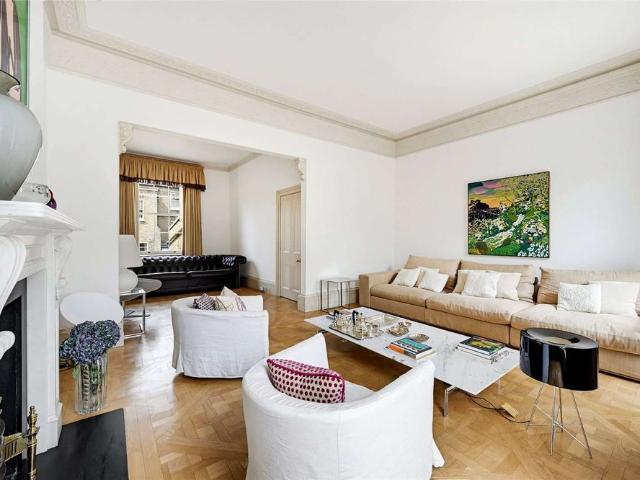 A beautifully presented five bedroom town house situated in a prime South Kensington location just moments from the Fulham Road