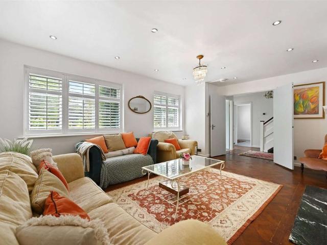 A beautifully presented four bedroom detached house offering spacious accommodation, a private garden, and off street parking. Available 1st August