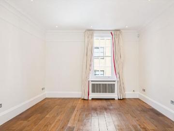 A beautifully presented four bedroom house to rent on prestigious garden square, Knightsbridge SW7