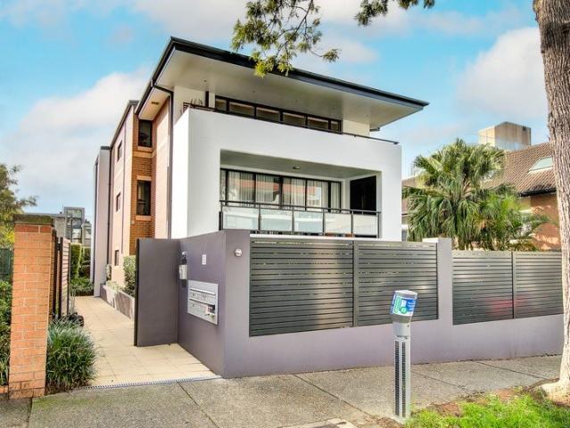 A beautifully presented garden apartment in a boutique Neutral Bay setting