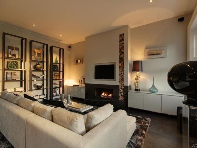 A beautifully presented lateral three bedroom apartment to rent in Knightsbridge, SW1