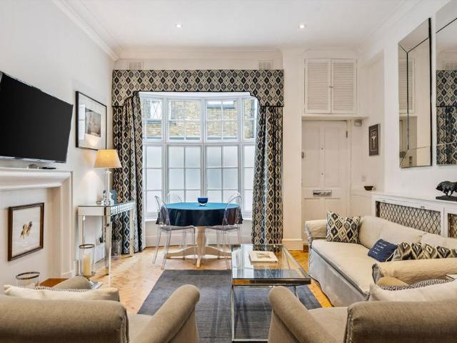 A beautifully presented one bedroom mews house for Short Let Belgravia, SW1