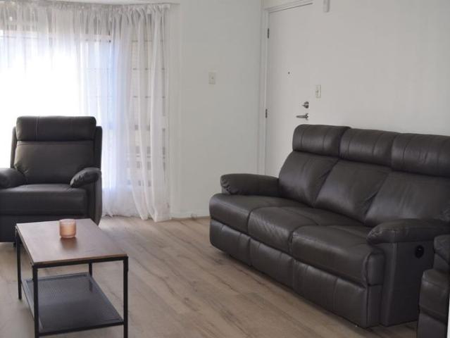 A beautifully presented & renovated 2 bedroom, 1 bathroom/2 toilet Homette + off street parking for up to 3 cars!