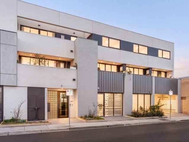 A Beautifully Presented Retreat with Magnificent City Views
