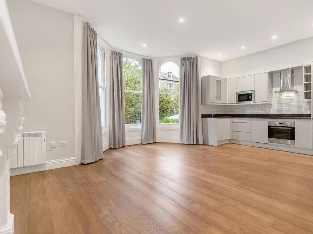A beautifully proportioned two bedroom apartment ideally positioned for access to Richmond and St Margarets