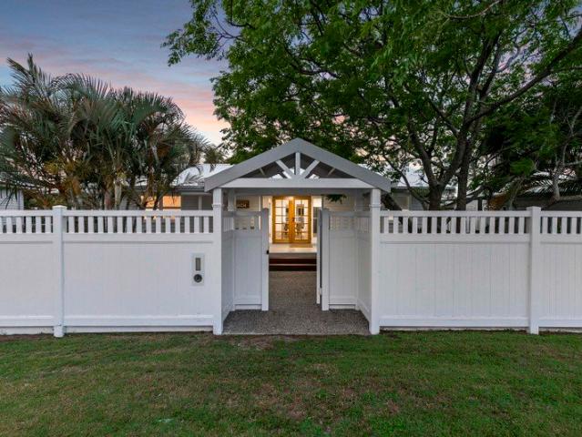 A Beautifully Refreshed Beach Cottage, Moments from the Esplanade