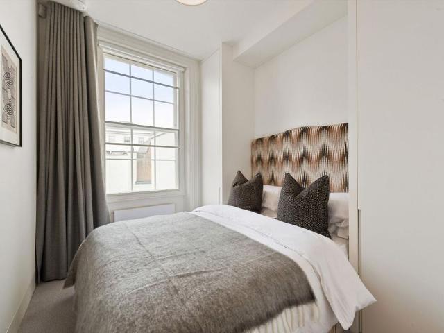 A beautifully refurbished one bedroom apartment in the heart of Belgravia, SW1W