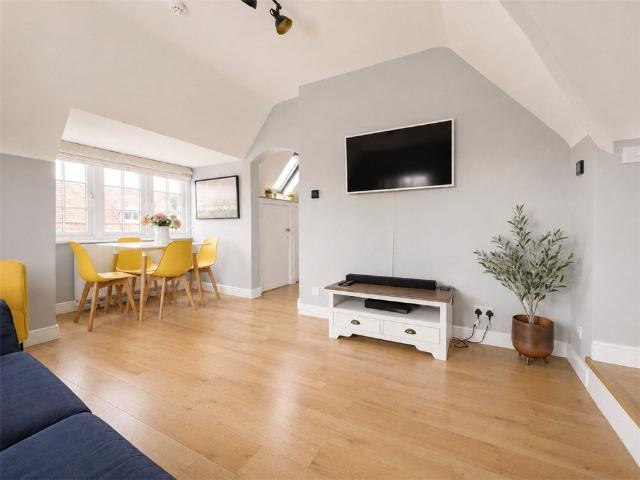 A beautifully refurbished one bedroom top floor apartment, ideally situated in the heart of Winchester city centre