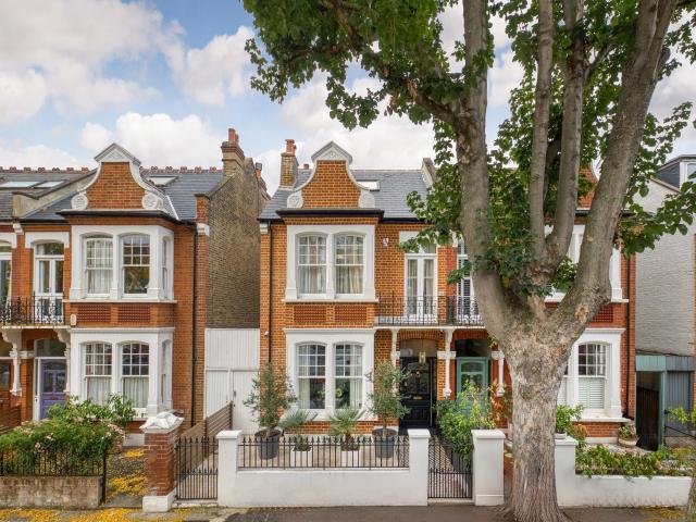 A beautifully refurbished semi detached house with a private garden in Chiswick