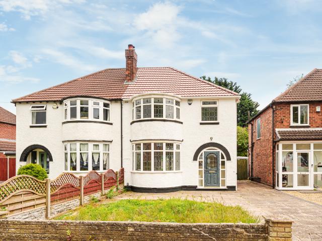 A beautifully refurbished three bedroom semi detached home in Olton, Solihull. To Let £1,450pcm
