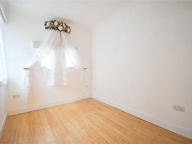 A beautifully renovated 1 bedroom coach house situated to the favoured south side of the city offering excellent access to the bio medical campus. GCH. Residents parking. Part Furnished